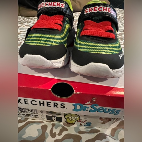 Dr Seuss Grinch light up Sneakers - Picture 7 of 7